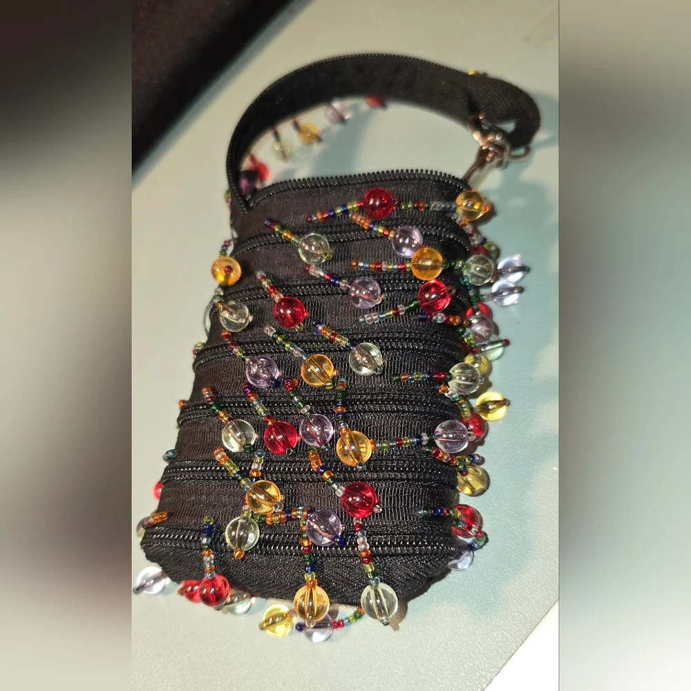 ADORABLE Beaded Small Zipper Bag - Picture 2 of 9